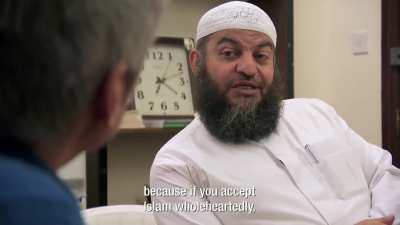 A British Sharia court judge (same guy from that other post) says Islam's punishment for apostasy is not something we non-Muslims "can understand", then says it is just a "minor rule", before telling the interviewer to "just give up" raising the issue