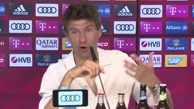M&uuml;ller saying LewanGOALski, but everyone laughs