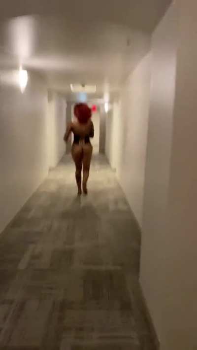 Roxie Sinner Behind the Scenes Warmup