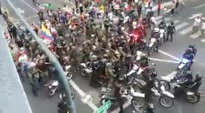 Ecuadorian army defends protestors against police