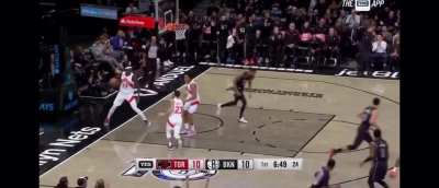 [Highlight] Ben Simmons hits Siakam with a chicken wing before making the pull up j