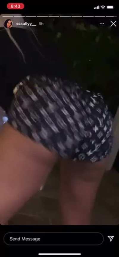 I like single Ella foshitsho I think she on a trip so we might get some half decent content😈