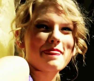 Taylor 😍 kissing her must be the closest to heaven irl