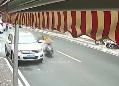 The How to video on getting famous on r/Dea<wbr>dorVe<wbr>getab<wbr>le - 1. Buy a scooter 2. Do not wear a helmet.