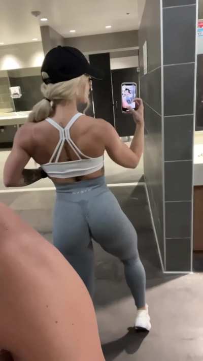 baddie with a gym built fatty 