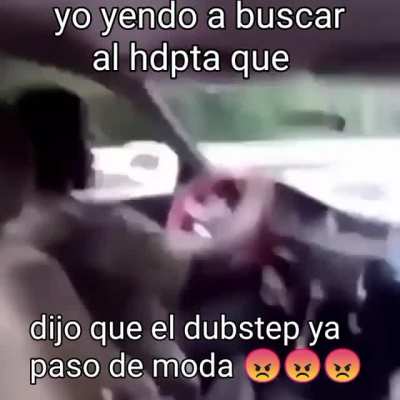 *se toma una monster*