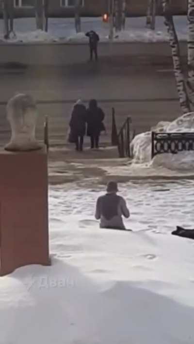 An employee of the pedagogical college in Russia set himself on fire right in front of the building of the educational institution! He was quickly extinguished and handed over to doctors &mdash; now the man is in the hospital.