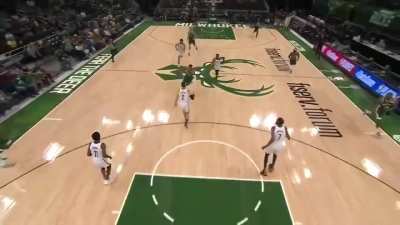 [Highlight] Second basket of the game, Giannis Antetokounmpo dunks all over Durant and the Brooklyn Nets