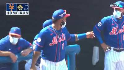 Francisco Lindor hits his first home run with the Mets