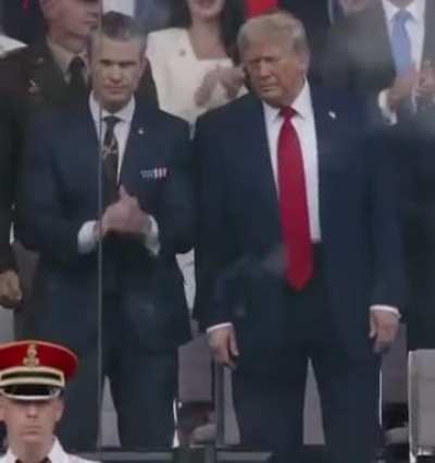 Trump just told Pete Hegseth to stop clapping lol