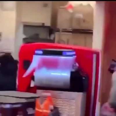They really getting shit done at a Popeyes 😭🤦🏿&zwj;♂️