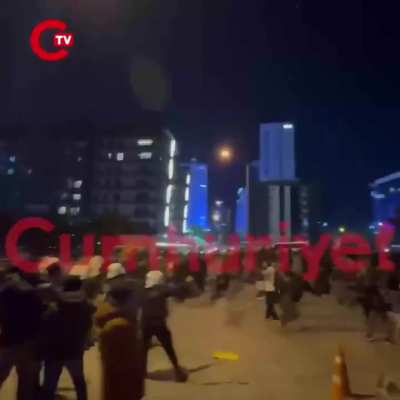 İzmri de akp binasının &ouml;n&uuml;