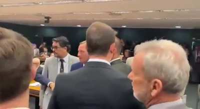 Eduardo Bolsonaro parte pra cima de deputado do PT ap&oacute;s discuss&atilde;o sobre &ldquo;facada&rdquo;.