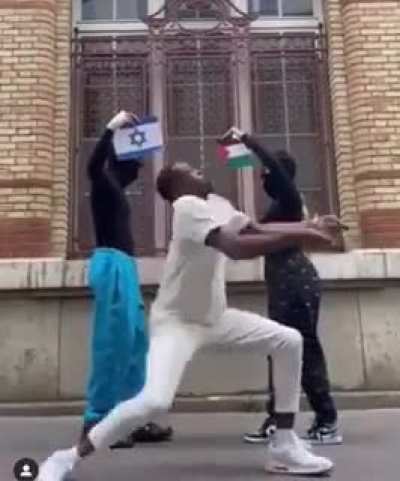 They just need to &ldquo;hug it out&rdquo;&hellip;