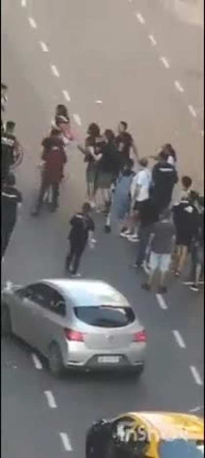Manifestantes atacan a ciclista que circulaba líbremente en la calle durante la marcha del 24/03