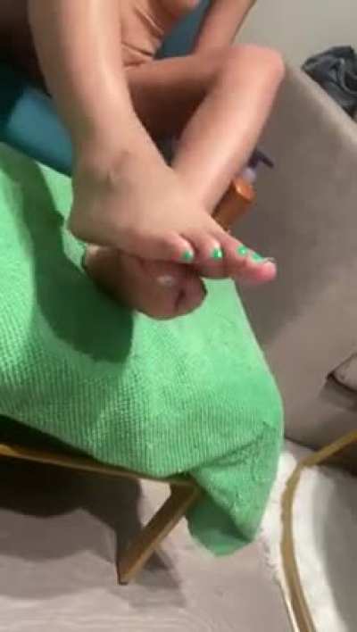My coworker even fell in love with my soles! &eth; She got hypnotized by my feet !
