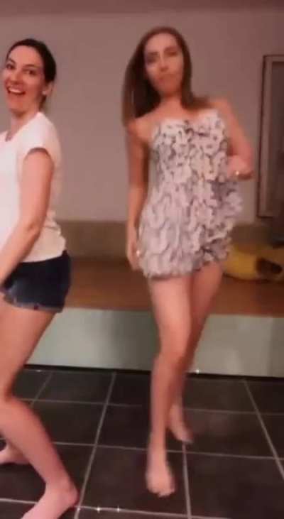 Bailando en casa con su hermana