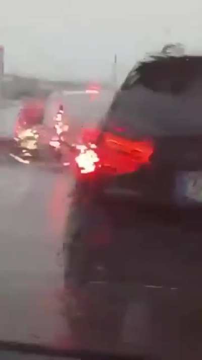Elisabet Gil, de 38 a&ntilde;os, grab&oacute; esto con su m&oacute;vil  antes de morir ahogada en la barrancada con su madre: eran para su jefe porque llegaba tarde. A&uacute;n sigue desaparecida.

Lo m&aacute;s triste es que un trabajador tuviese que justificar su ausencia por la DANA.