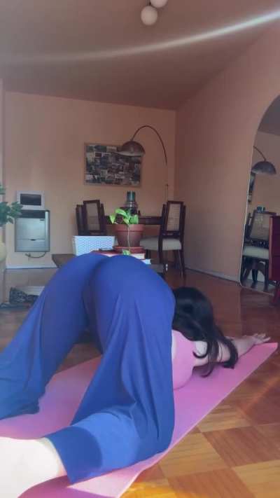 Doggy down to dismount 🧘&zwj;♀️