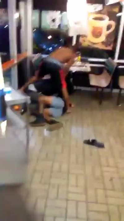 Argument in Tampa waffle house escalates to a full out brawl.