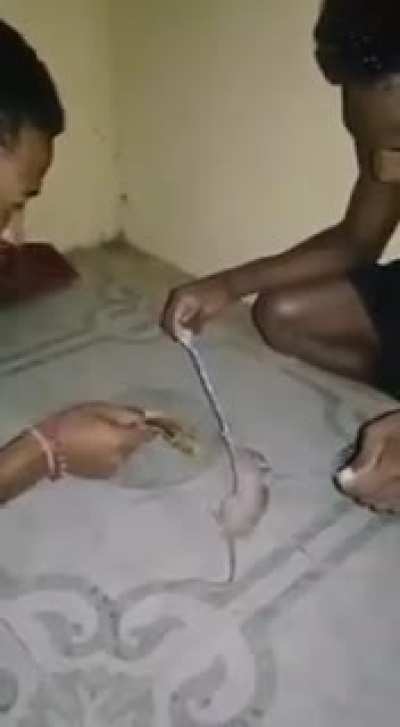 VIDEO INEDITO T0RTUR4 A JUGADOR DE FRI FAYER