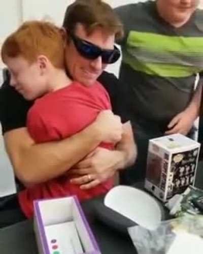 Dad seeing his children&rsquo;s red hair for the first time with enChroma glasses