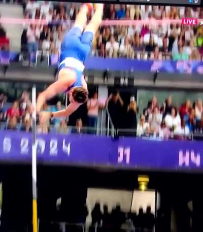 Le sauteur &agrave; la perche fran&ccedil;ais Anthony Ammirati disqualifi&eacute; pour avoir renvers&eacute; la barre &agrave; coup de p&eacute;nis.