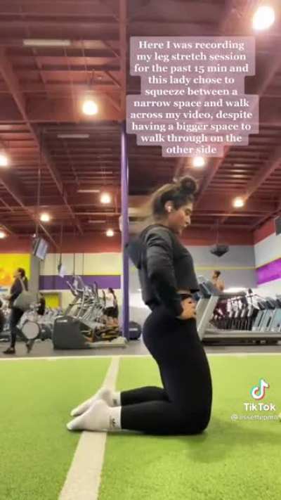 woman gets bad because someone walks past her🤦&zwj;♂️