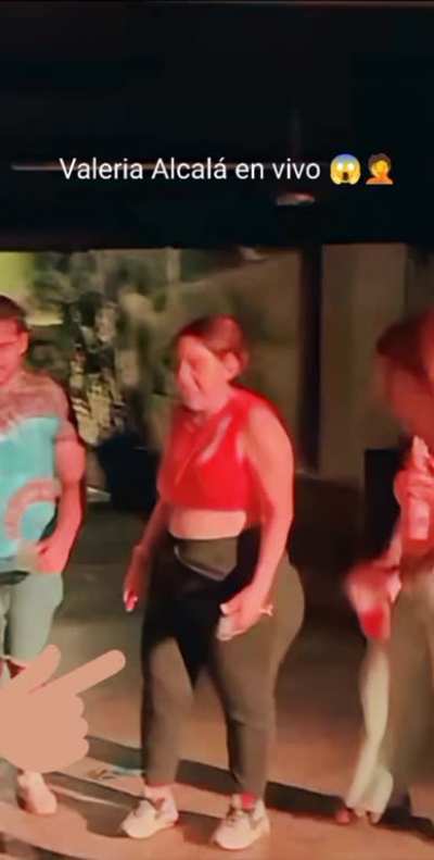 Este video es actual y se puede ver que Valeria su cuerpo es diferente en vivo que en los tik tok y Instagram, en el v&iacute;deo ella usaba dos leggins y ella mide 1.60cm si la conozco es por amigos en com&uacute;n y yo la e visto y no tiene ese cuIo tan grande, yo ta