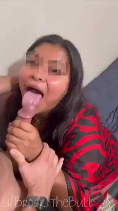 Indian Auntie swallows a load wearing her Sari