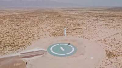 Спуск корабля New Shepard после тестового суб орбитального выведения капсулы в космос. Экипажем капсулы стал манекен Скайуокер. Корабль и капсула разработаны компанией Blue Origin, принадлежащей миллиардеру Джеффу Безосу. Экипажем одного из будущих запуск