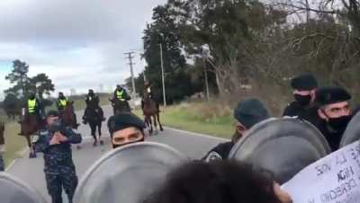 Tandil repudia la presencia del gobernador Kicillof , enfrenta a la sociedad y la policía desoyendo los reclamos de los vecinos Bonaerenses. El Gobernador cobarde grita la gente