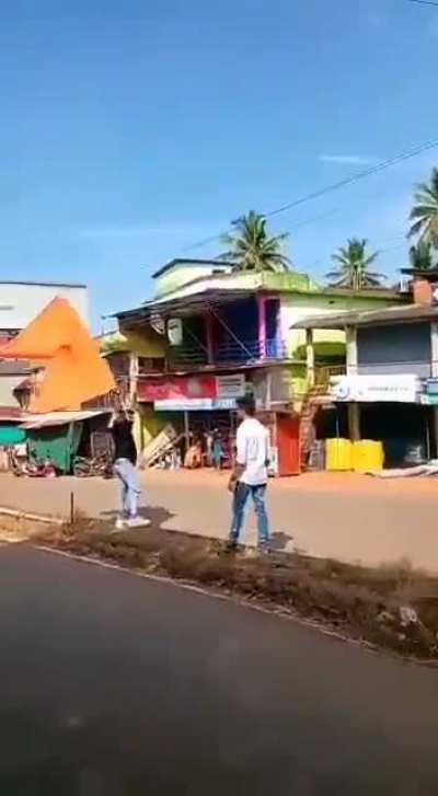 Sher akela aata hai. [Kerala]