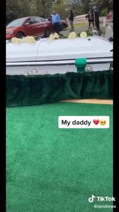 What the fuck has to be wrong with you to fil your dads funeral for tik tok?