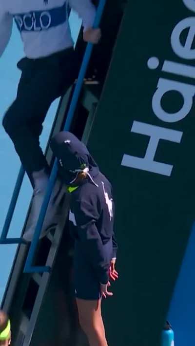 Ball girl collapses during Sonmez&ndash;Alexandrova match....Zeynep rushes to help and escorts her off the court