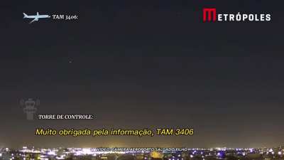 Pilotos e torre de controle falam sobre avistamento de luzes no c&eacute;u de Porto Alegre ontem a noite