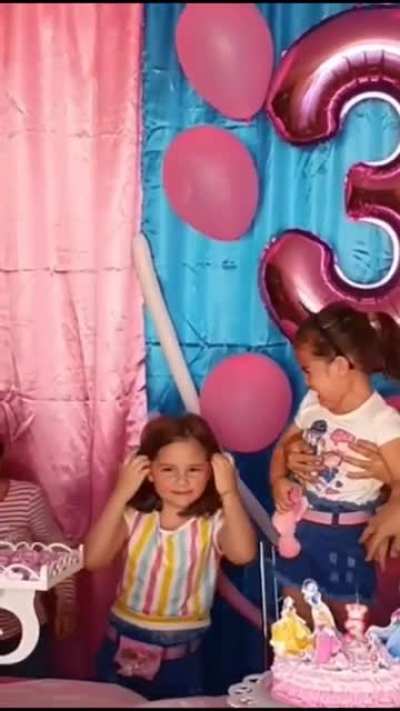 Esa ni&ntilde;a parece la mala de las telenovelas 🤣