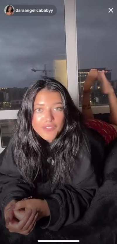 She&rsquo;s back on live in TikTok 🦶🏻🥵