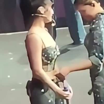 Jeongyeon pokes Momo&rsquo;s Belly Button