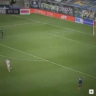 Awesome trick shot goal !