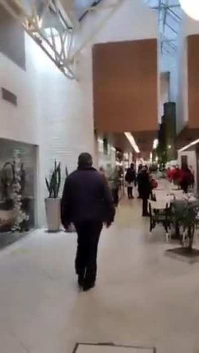 Un vendedor ambulante fue agredido por un hombre delante de la policía