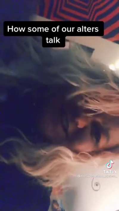 Person seems to fake DID and stutters/tics