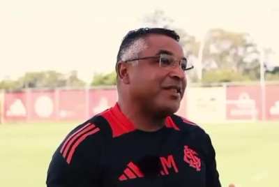 Roger Machado em entrevista a jornalista Milly Lacombe explica seu sistema t&aacute;tico: 4-2-3-1 baseado na mitologia africana, do c&iacute;rculo como elemento central.