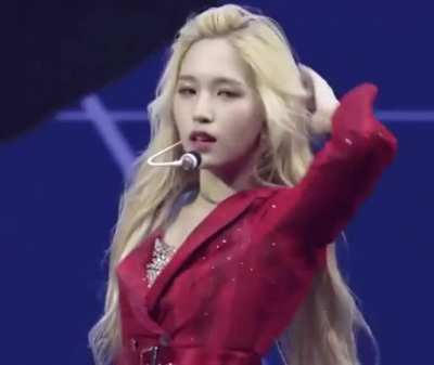 200809 - Mina in red