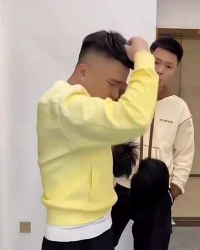 There's gotta be hell toup&eacute;e when one wigs out like this..