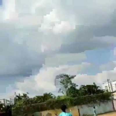 Aconteceu ontem aqui no meu bairro, o paraquedas dele n&atilde;o abriu, e ele usou o reserva.... ele t&aacute; bem