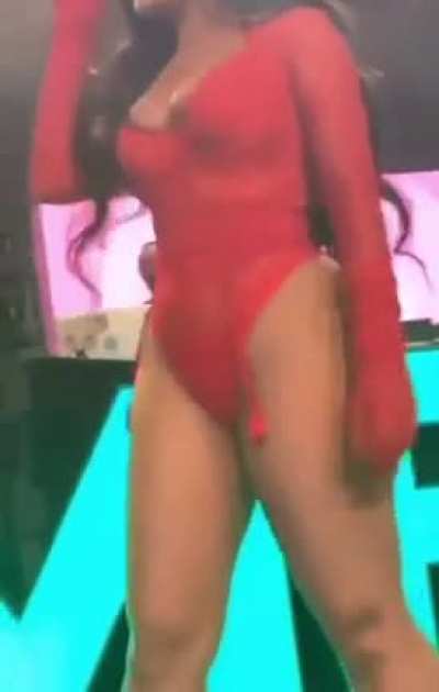 can anyone send a link to this full performance?