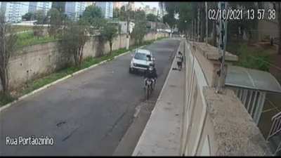Driver saves pedestrians from mug in Brazil