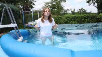 Julia geht in den Pool ... Video: "JANA_MACHT_BALLONS_DIE_MEINEN_TAG_BESTIMMEN" #RIPBeautxvlogs