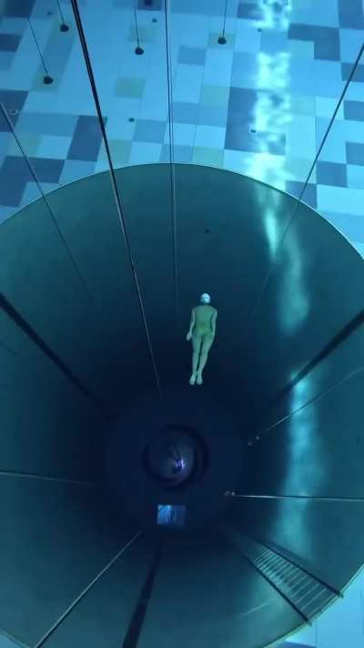 🏊&zwj;♂️ A Girl Diving In A Dive Training Pool 🥽 👙